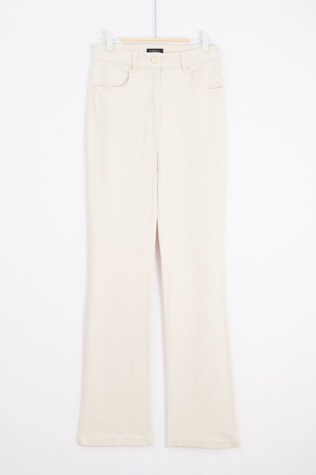 Le grand retour du jean Flare. Il se décline pour l'entrée de saison, dans   un coloris ivoire à assortir aisément à tout votre dressing. Taillé dans une toile de denim de   coton, craquez pour son porté confort grâce à l'élasthane qu'il contient.