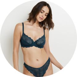 Soutien-gorge et culotte en dentelle bleue, lingerie de jour élégante et raffinée.