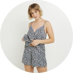 Nuisette à fines bretelles et short assorti avec motifs floraux noirs et blancs. Idéal pour des nuits d'été légères et élégantes.