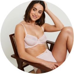 Soutien-gorge et culotte roses en dentelle, lingerie de jour confortable et élégante.