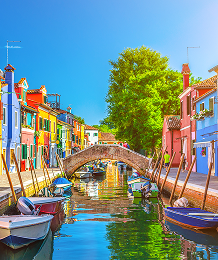 Canal pittoresque avec des maisons colorées en Italie